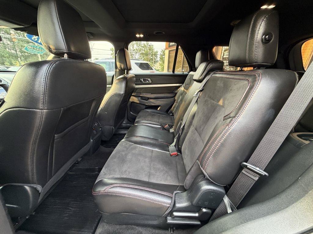 Used 2018 Ford Explorer XLT w/ Equipment Group 202A AWD/4WD image 16