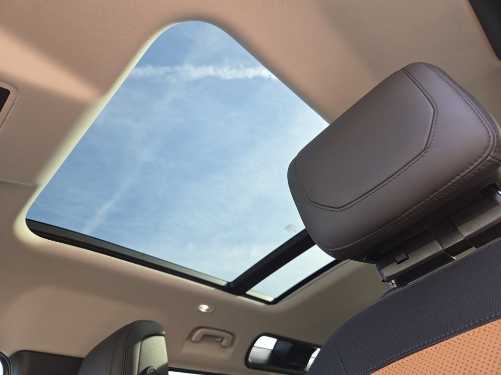 Used 2024 Land Rover Defender 110 X-Dynamic SE image 8