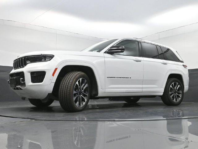 Used 2024 Jeep Grand Cherokee Overland w/ Trailer Tow Package AWD/4WD image 28