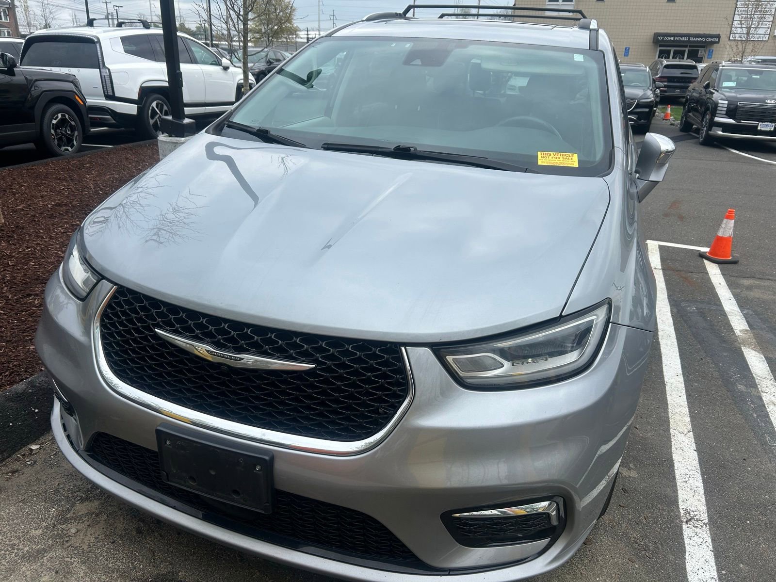 Used 2021 Chrysler Pacifica Limited w/ Uconnect Theater Family Group