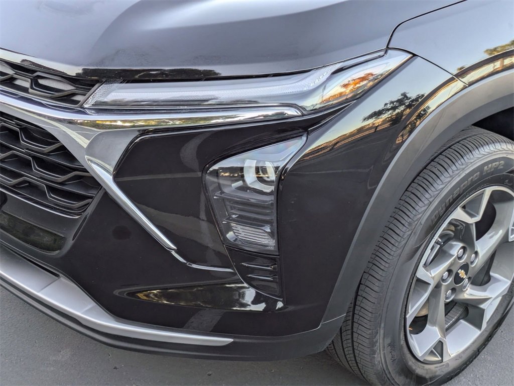 Used 2025 Chevrolet Trax LT w/ LT Convenience Package image 11