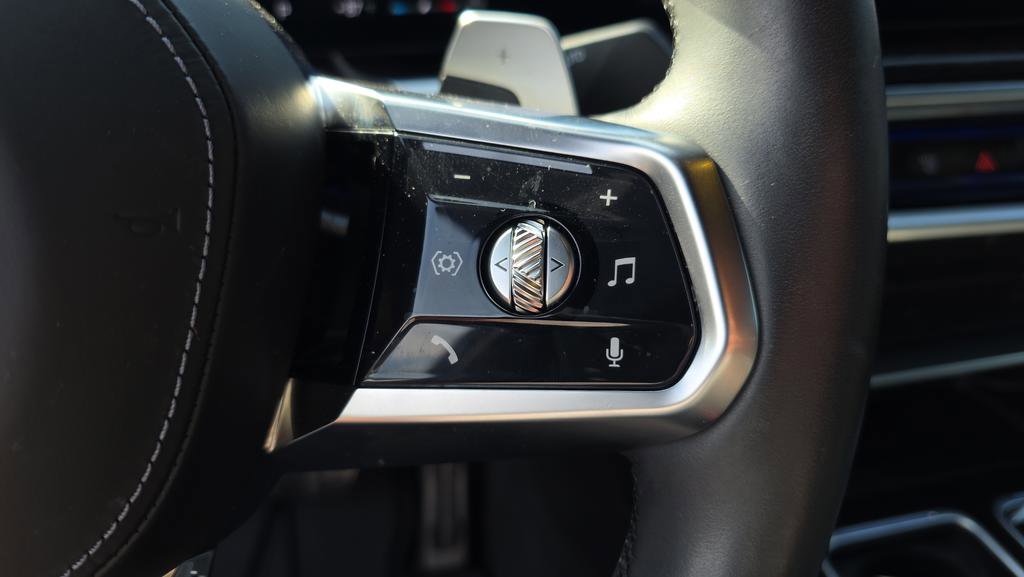 Used 2025 BMW 760i xDrive w/ Premium Package image 23