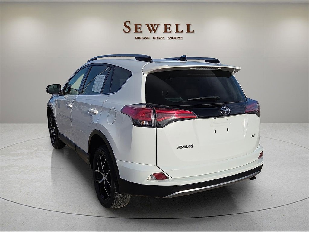 Used 2018 Toyota RAV4 SE image 3