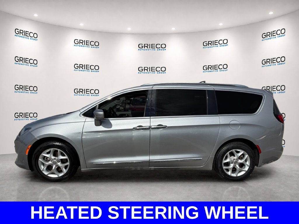 Used 2020 Chrysler Pacifica Touring-L w/ Tire & Wheel Group FWD image 4
