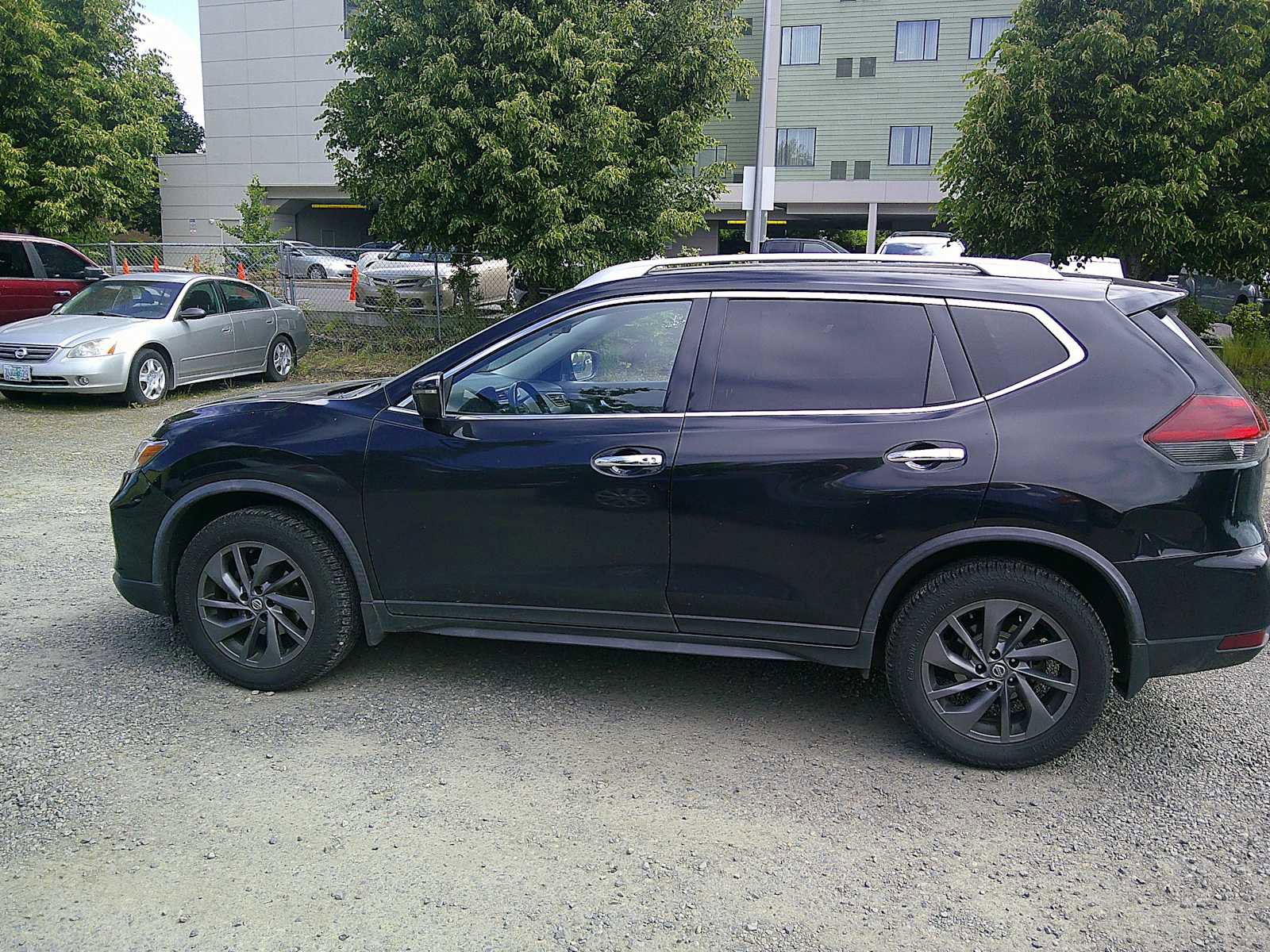 Used 2018 Nissan Rogue SV AWD/4WD image 2