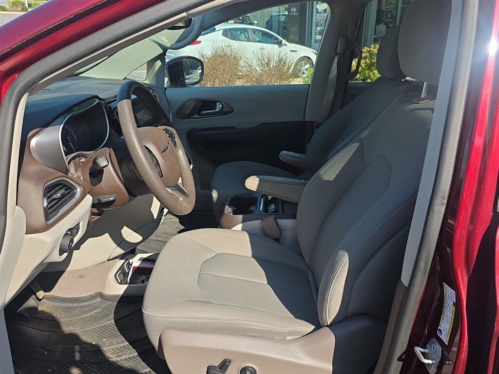 Used 2018 Chrysler Pacifica Touring Plus FWD image 10