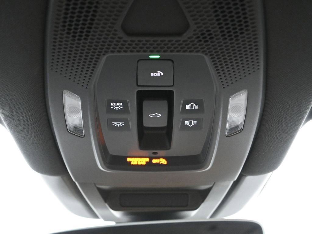 Certified 2025 Porsche Cayenne AWD/4WD image 24