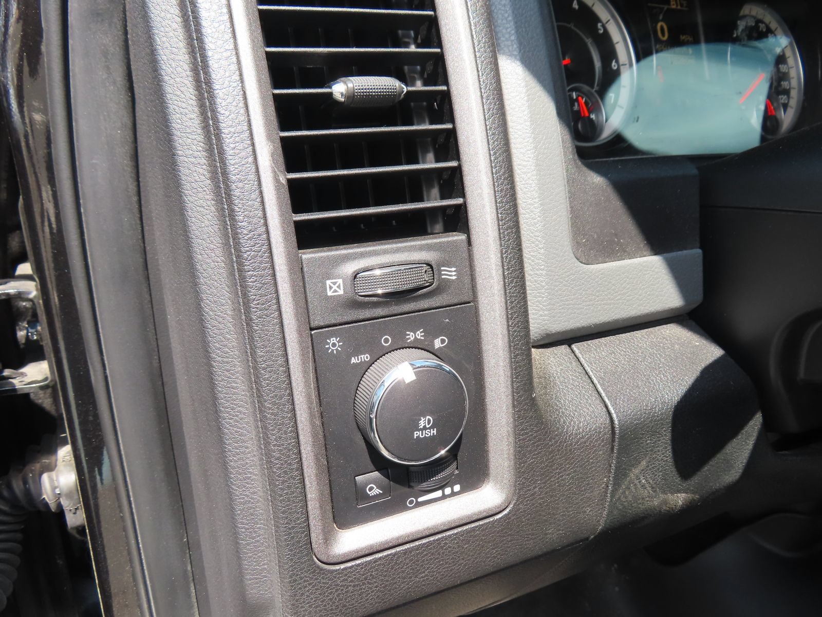 Used 2018 RAM 1500 Express AWD/4WD image 13