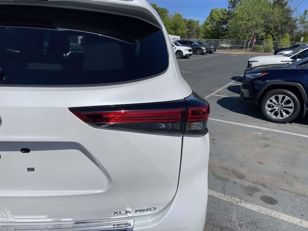 Used 2023 Toyota Highlander XLE AWD/4WD image 17