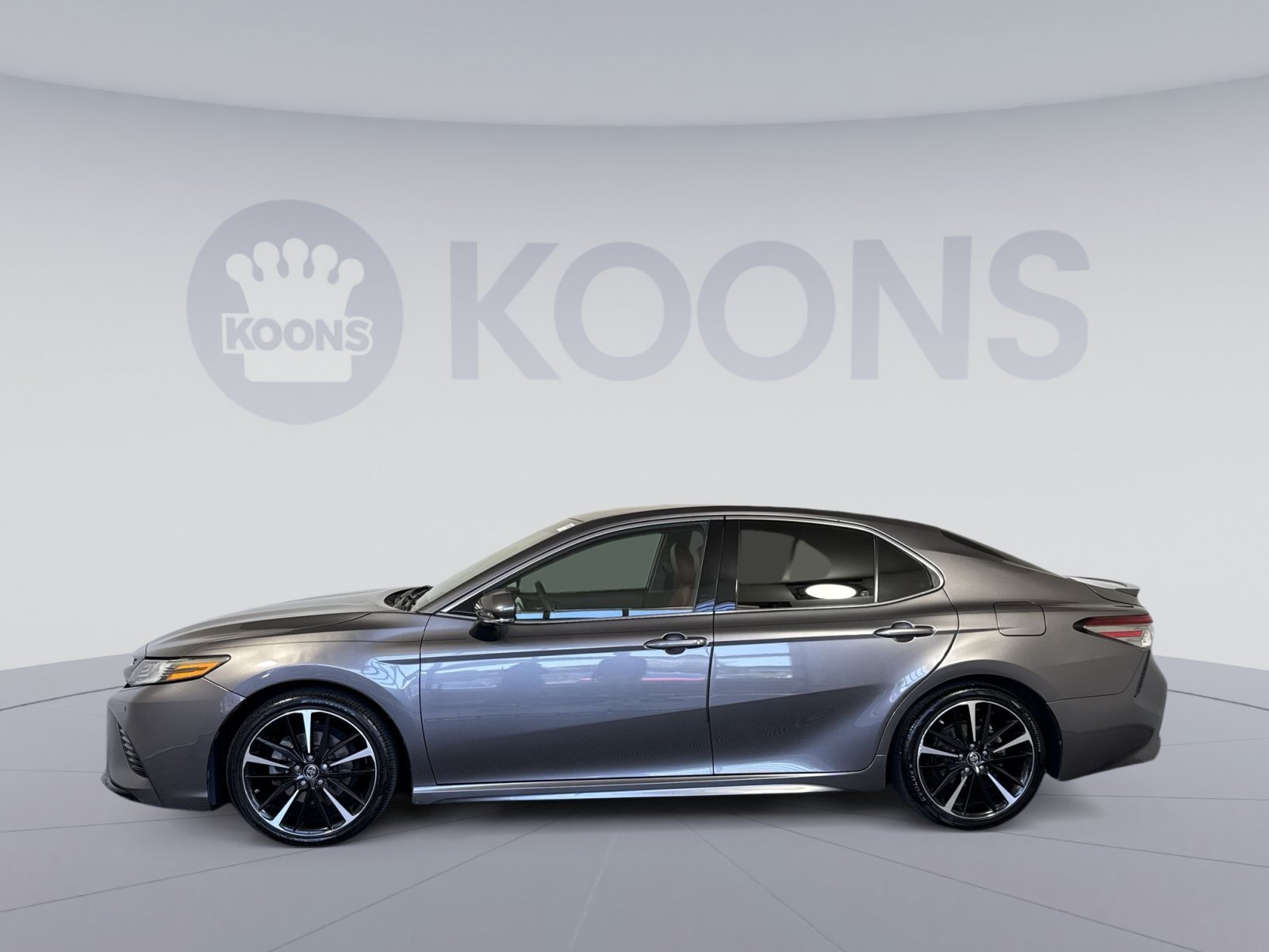 Used 2018 Toyota Camry XSE FWD image 2