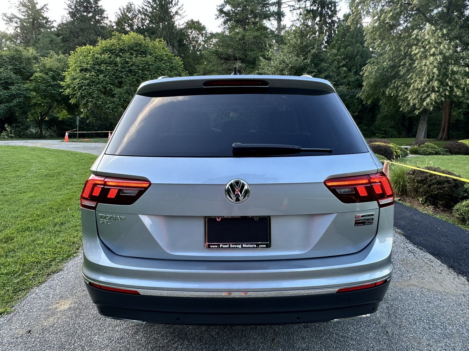 Used 2020 Volkswagen Tiguan SEL AWD/4WD image 9