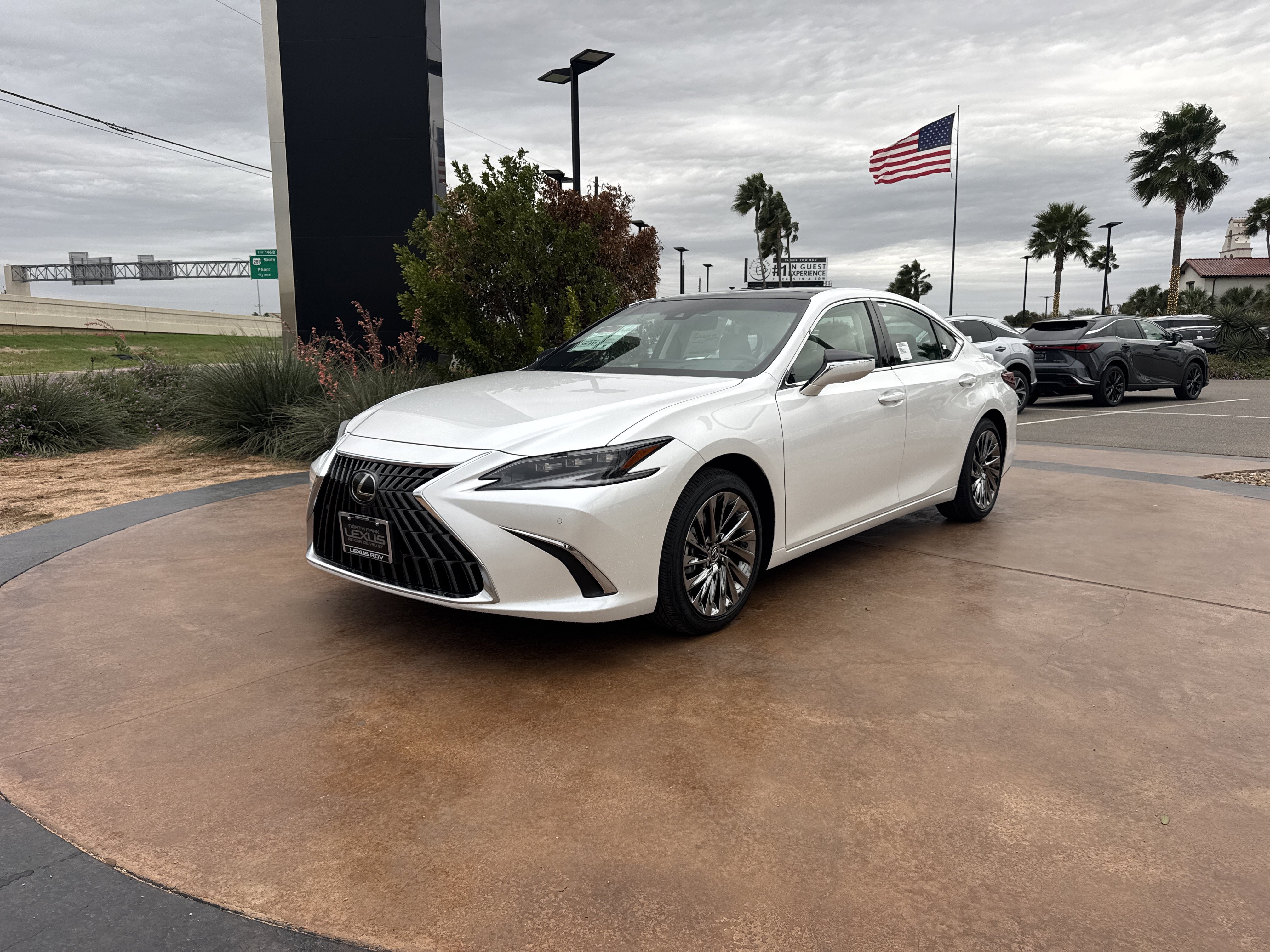 New 2025 Lexus ES 350 Ultra Luxury image 5