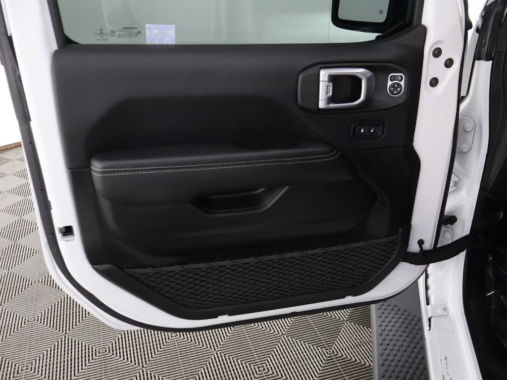 Used 2022 Jeep Wrangler Unlimited Sahara w/ Cold Weather Group AWD/4WD image 16
