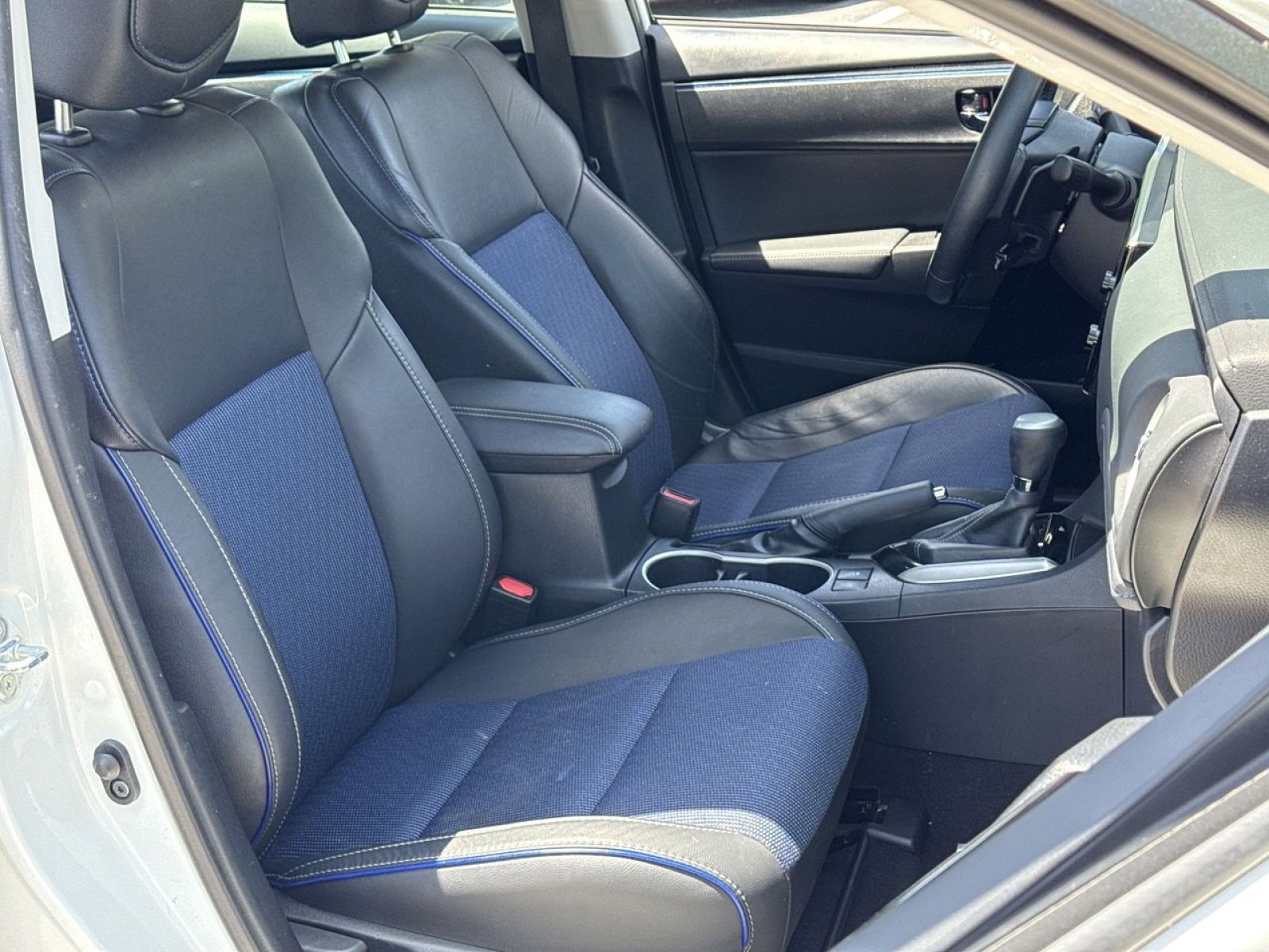 Used 2017 Toyota Corolla SE w/ SE Premium Package FWD image 27
