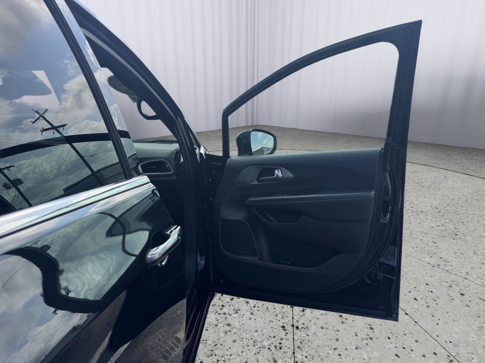 Used 2025 Chrysler Pacifica Select FWD image 38