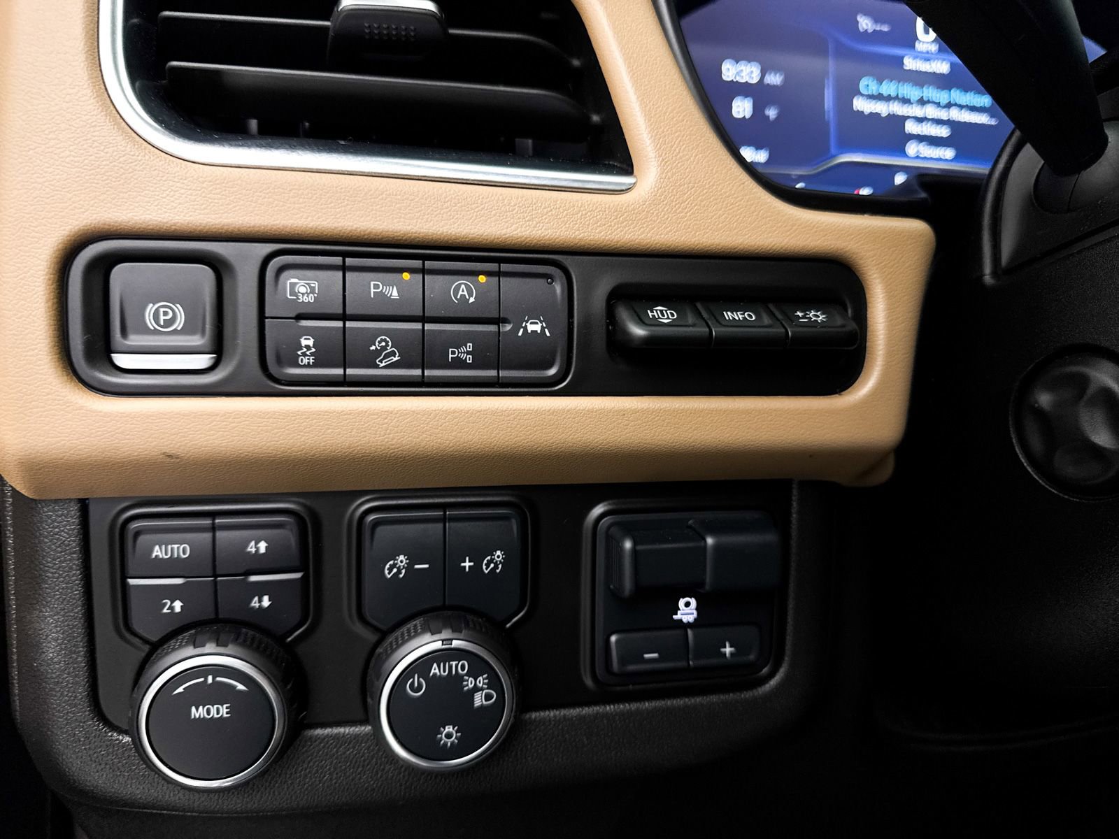 Used 2023 Chevrolet Tahoe Premier w/ Advanced Technology Package image 11