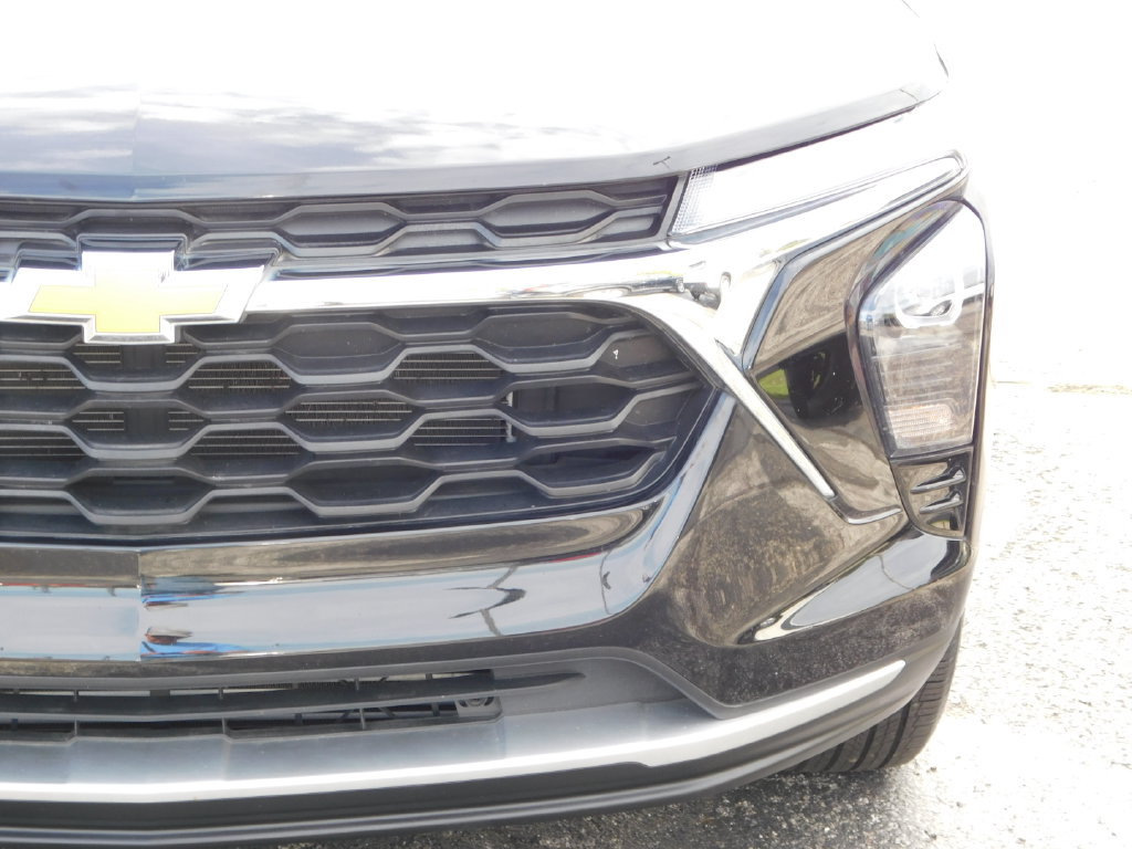 Used 2025 Chevrolet Trax LT FWD image 9