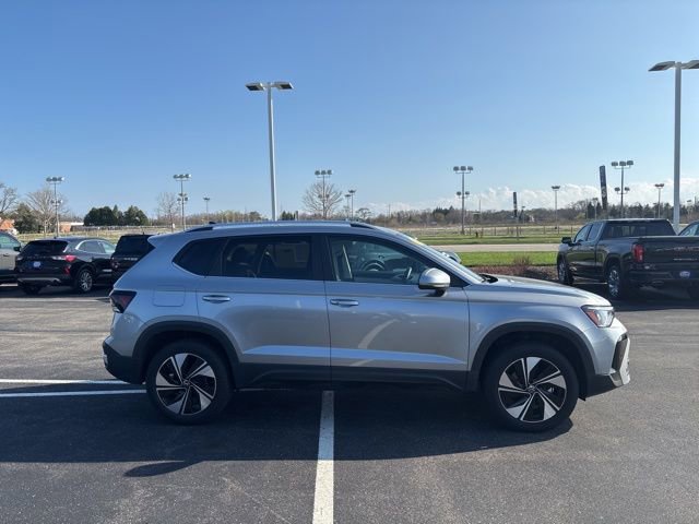 Used 2025 Volkswagen Taos SE w/ Panoramic Sunroof Package AWD/4WD image 5