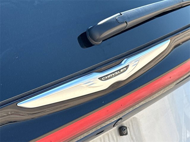 Used 2023 Chrysler Pacifica Touring-L image 18
