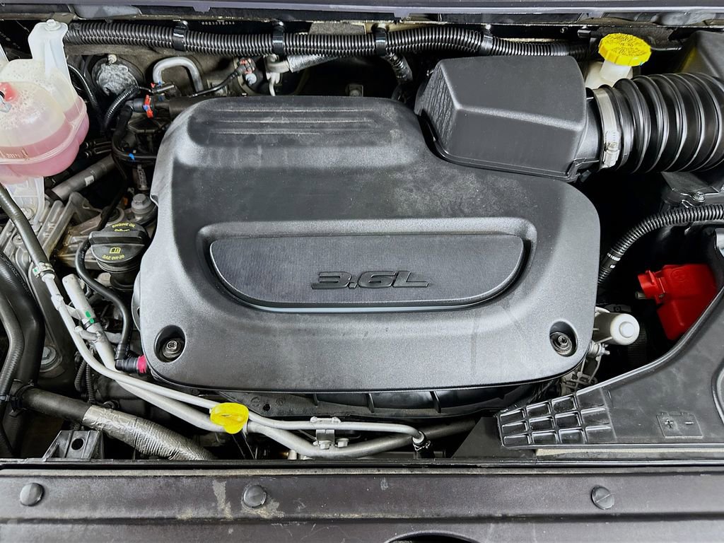 Used 2025 Chrysler Pacifica Select image 38