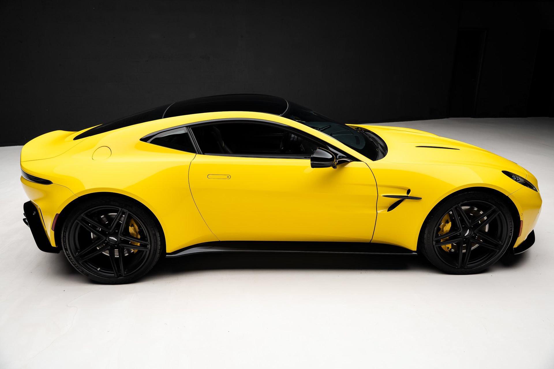 Used 2025 Aston Martin V8 Vantage Coupe RWD image 34