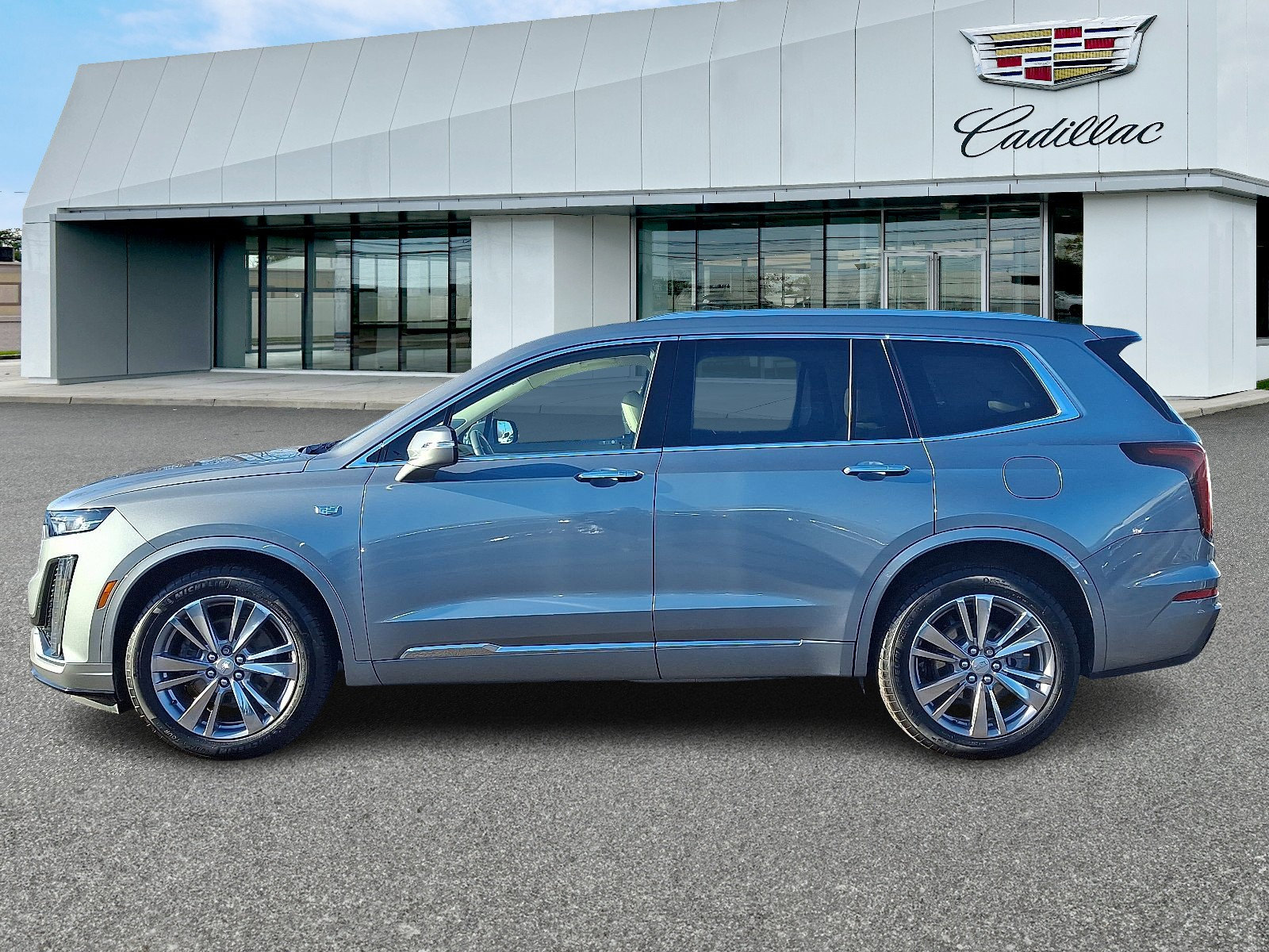 Certified 2023 Cadillac XT6 Premium Luxury image 2