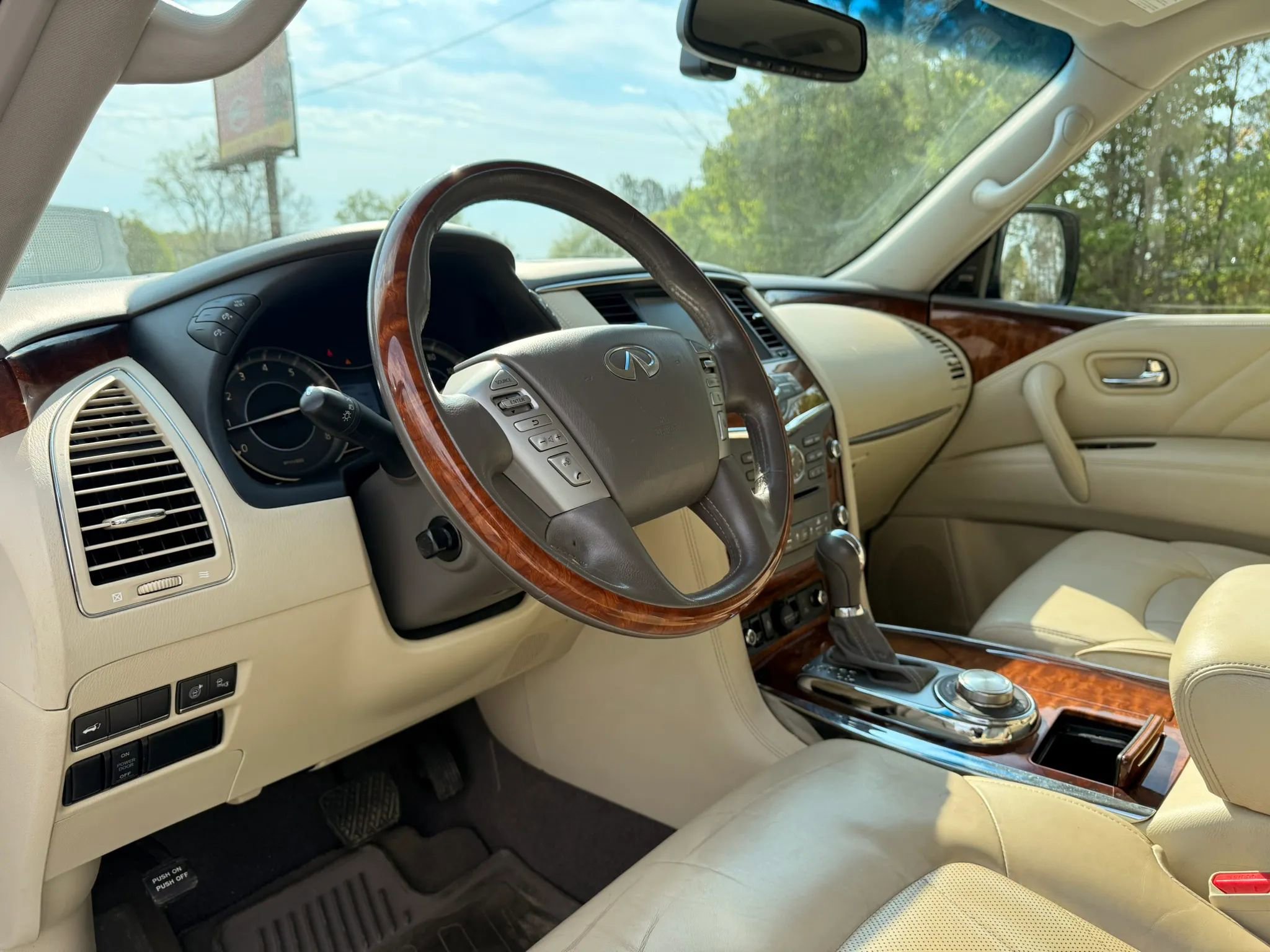 Used 2017 INFINITI QX80 4WD w/ Deluxe Technology Package image 11