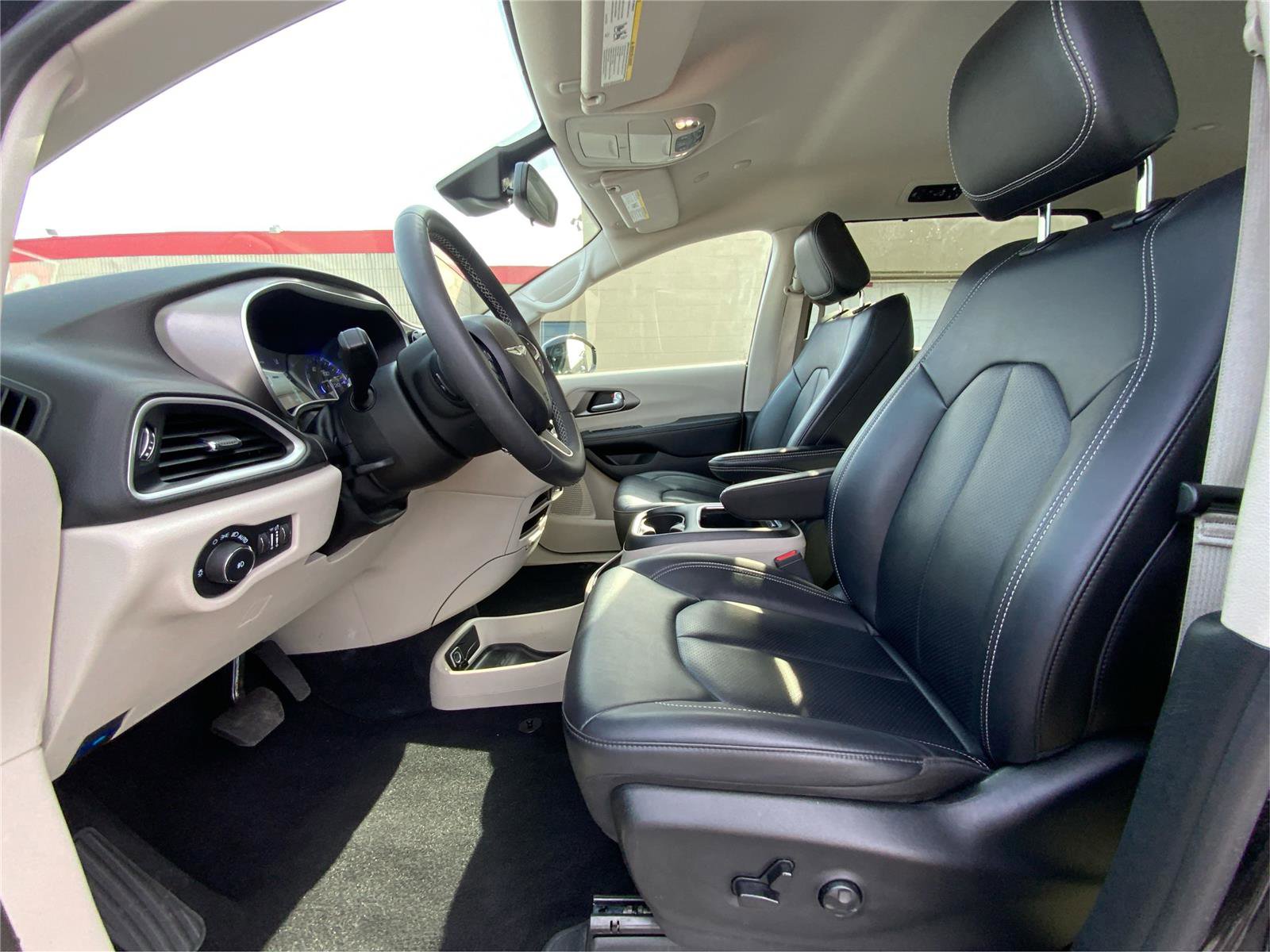 Used 2024 Chrysler Pacifica Touring-L FWD image 10