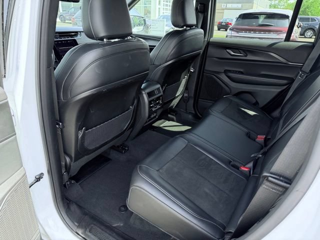 Used 2025 Jeep Grand Cherokee Altitude AWD/4WD image 20