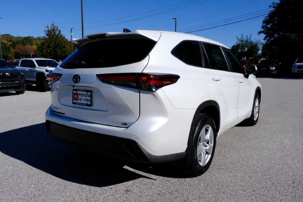Used 2023 Toyota Highlander LE FWD image 3