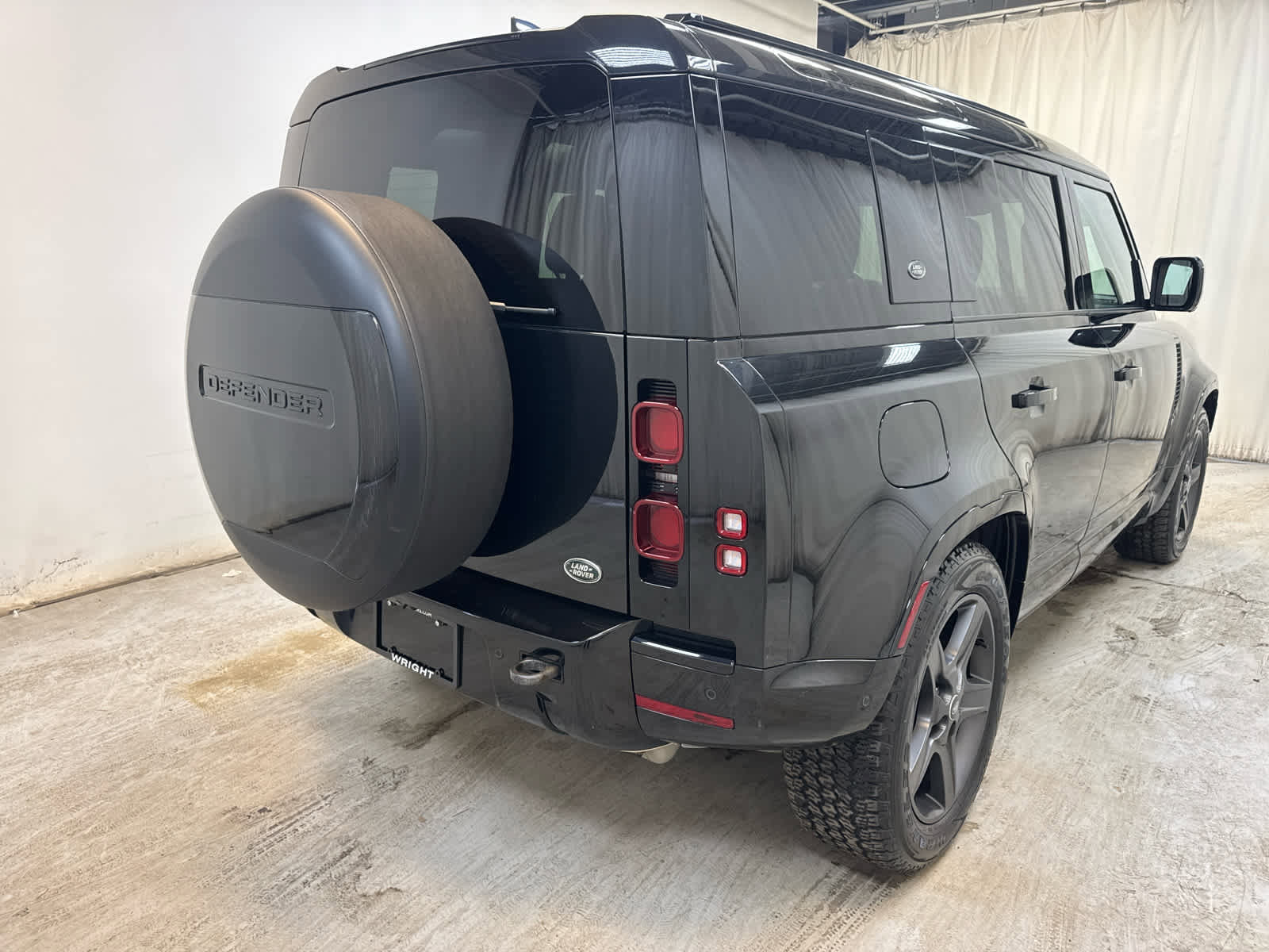 Used 2023 Land Rover Defender 110 X-Dynamic SE image 12