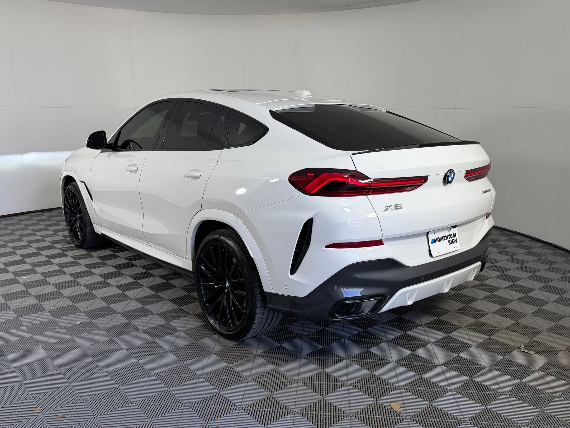 Certified 2025 BMW X6 xDrive40i w/ Premium Package AWD/4WD image 3