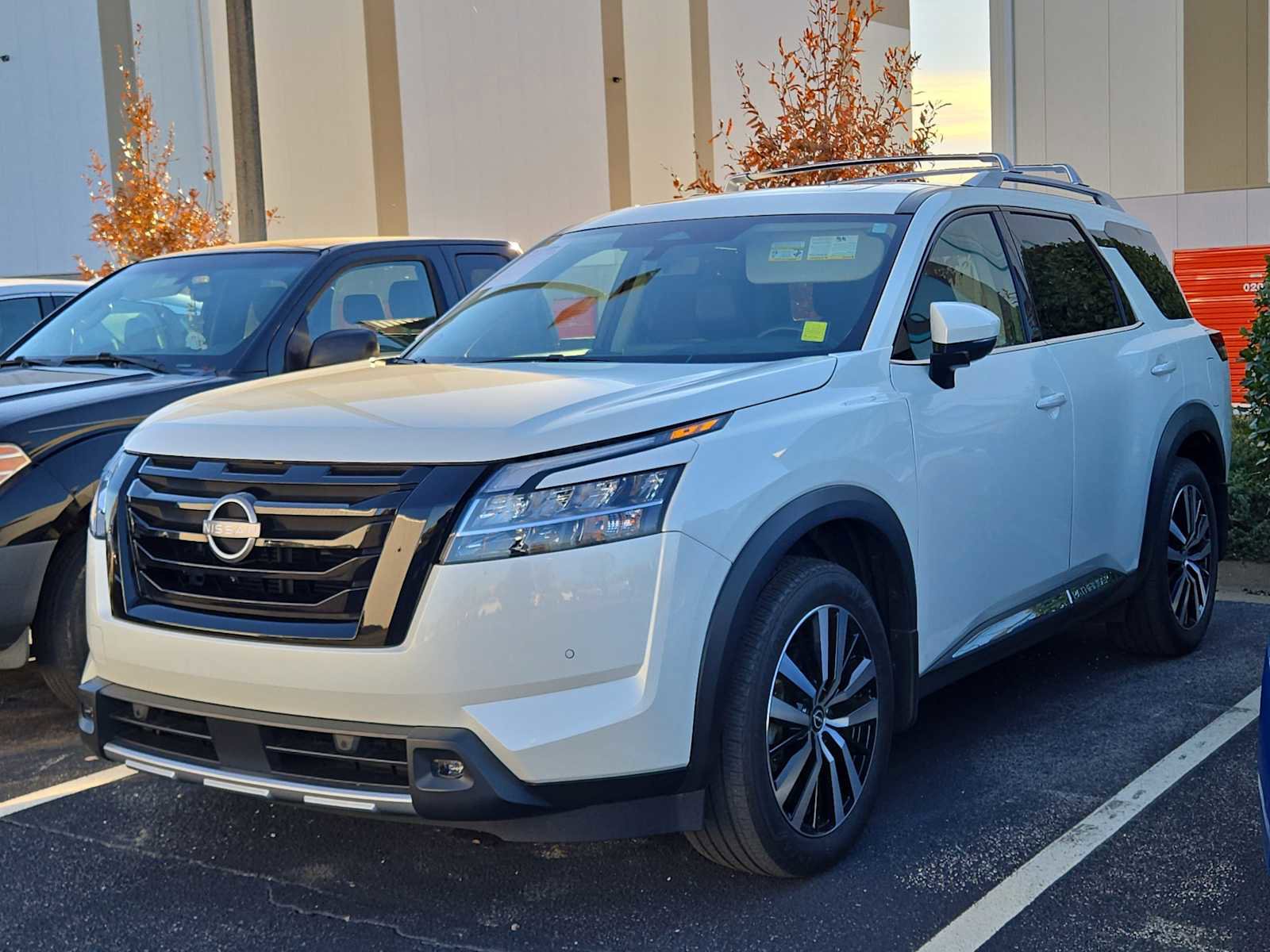 Used 2024 Nissan Pathfinder Platinum image 3