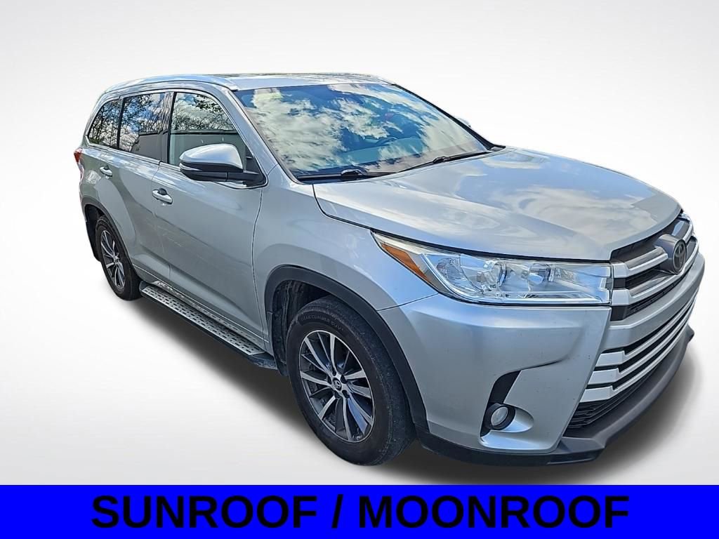 Used 2018 Toyota Highlander XLE w/ Carpet Mat Package (TMS) image 3