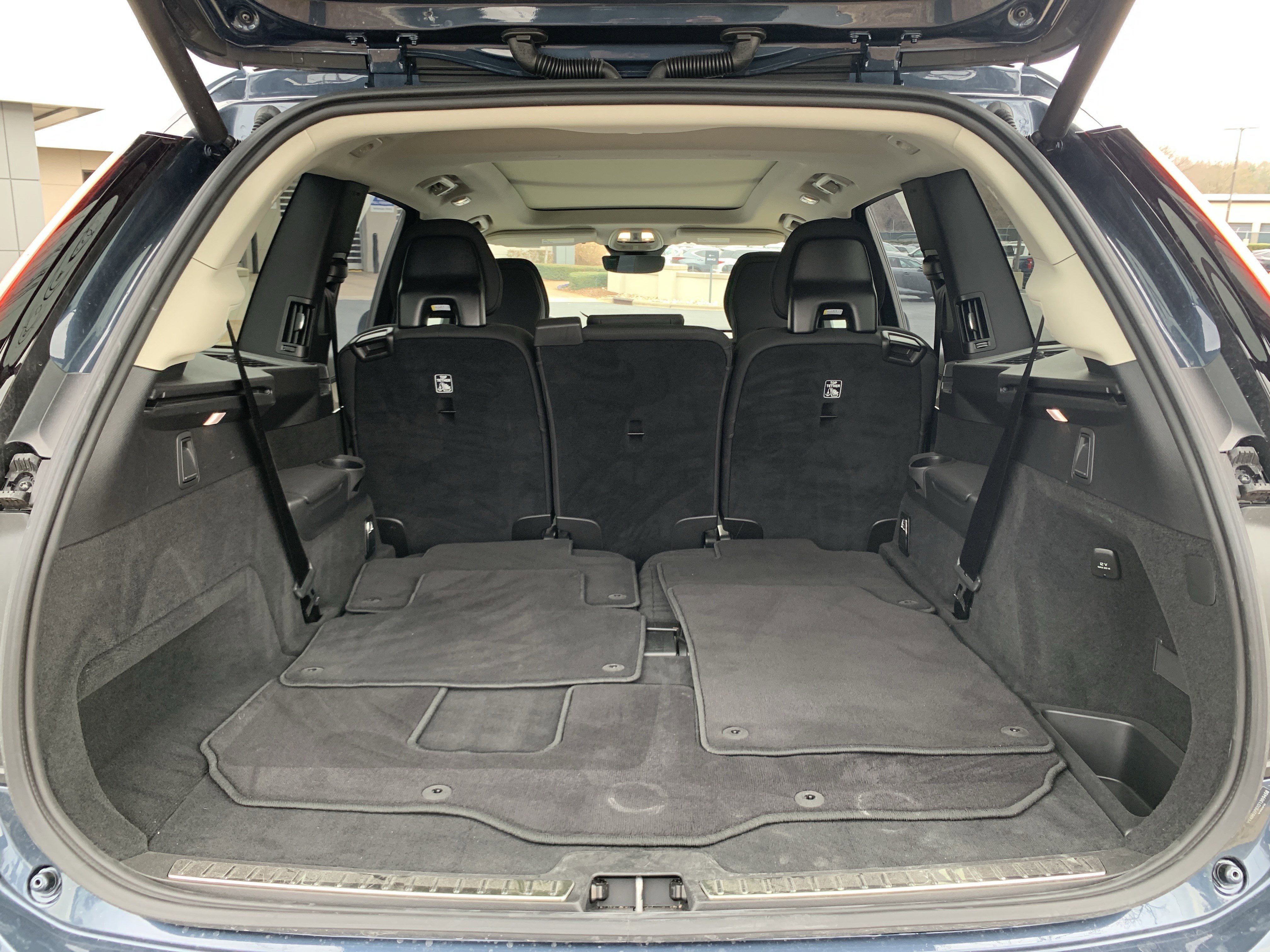 Used 2025 Volvo XC90 B6 Plus image 34