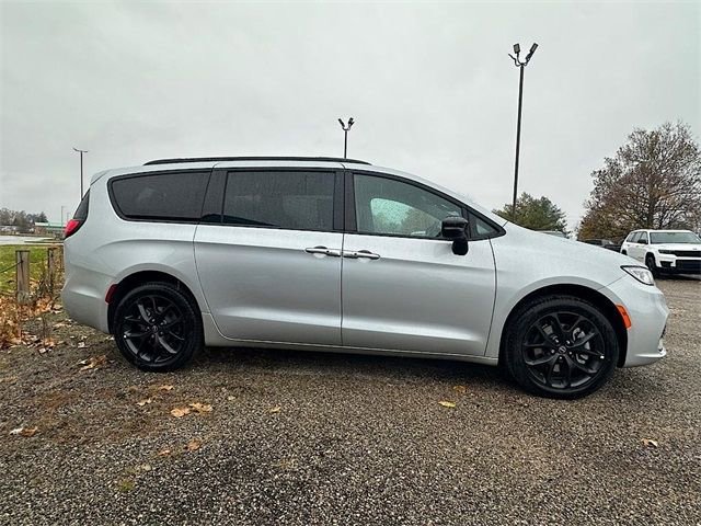 New 2026 Chrysler Pacifica Select w/ S Appearance Package image 6