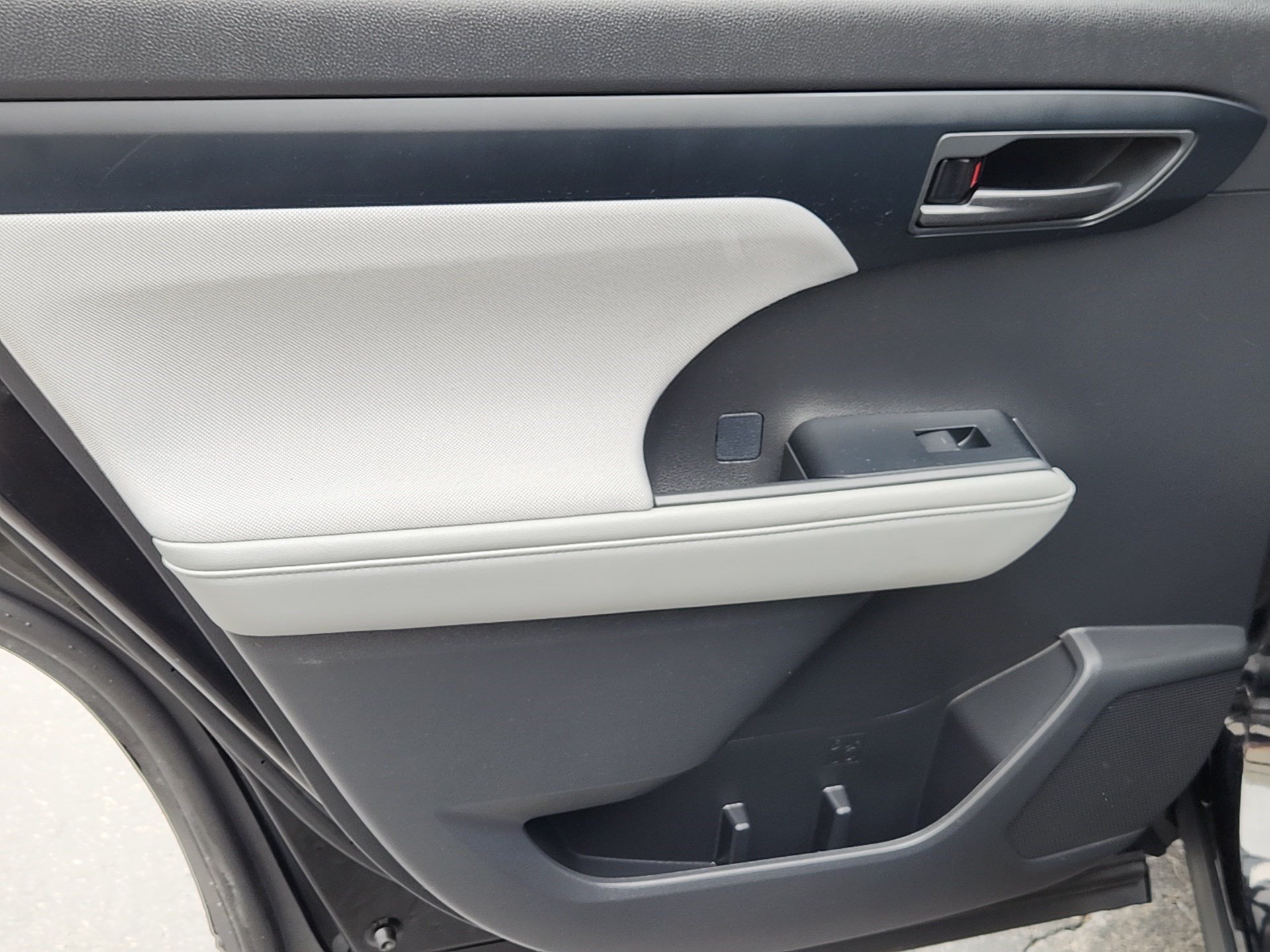 Certified 2024 Toyota Highlander LE FWD image 21