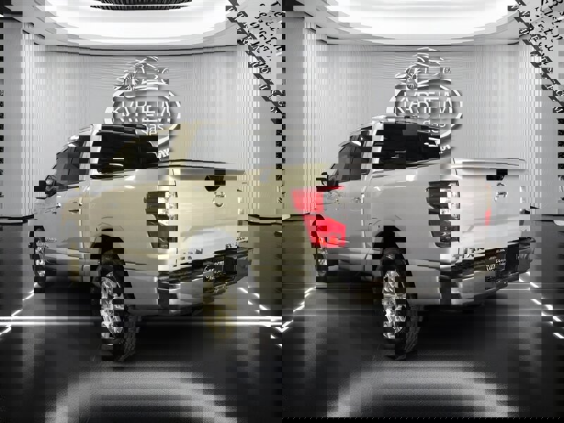 Used 2018 Nissan Titan SV image 7