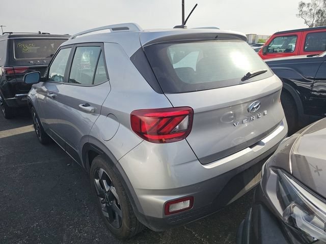 Used 2025 Hyundai Venue SEL FWD image 4