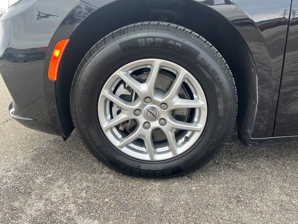 Used 2024 Chrysler Pacifica Touring-L image 29