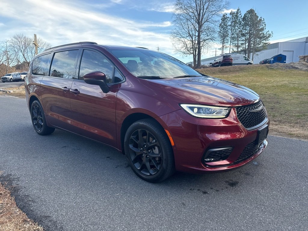 Used 2023 Chrysler Pacifica Touring-L w/ S Appearance Package image 2