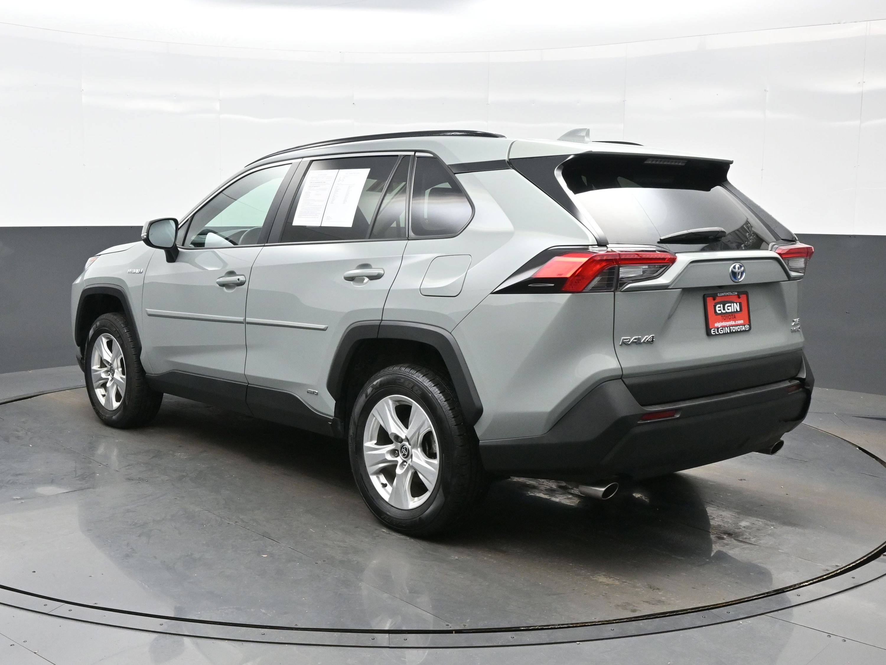 Used 2021 Toyota RAV4 XLE w/ Convenience Package image 4