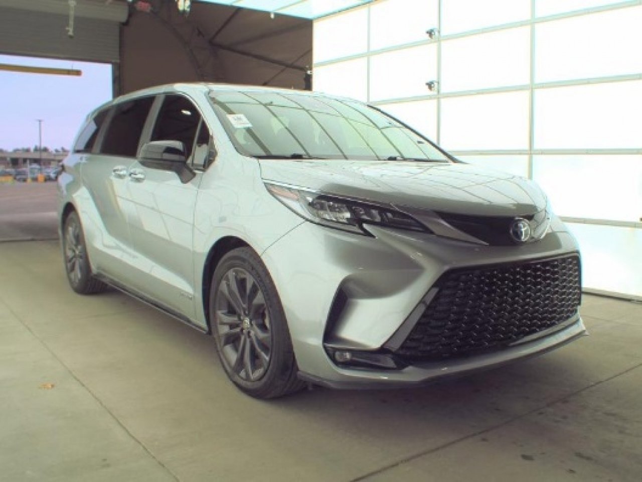 Used 2021 Toyota Sienna XSE image 5