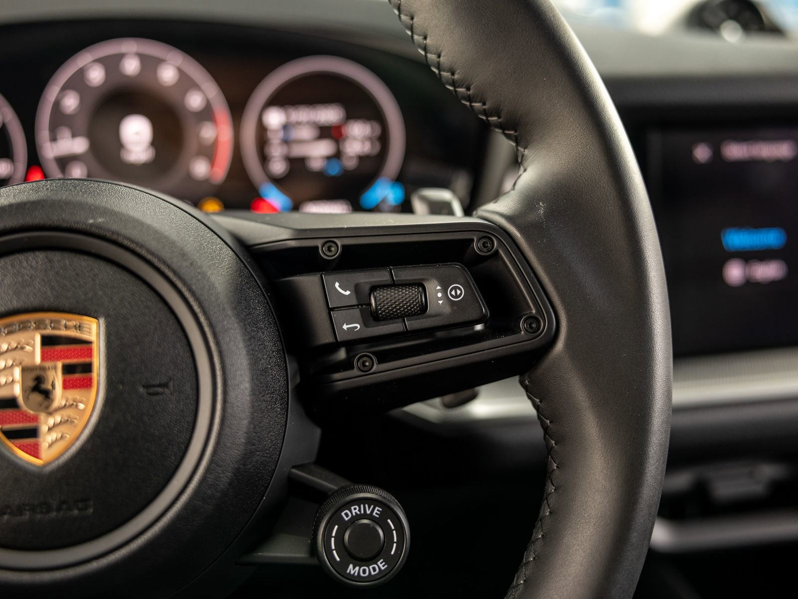 Certified 2025 Porsche Cayenne Coupe image 27