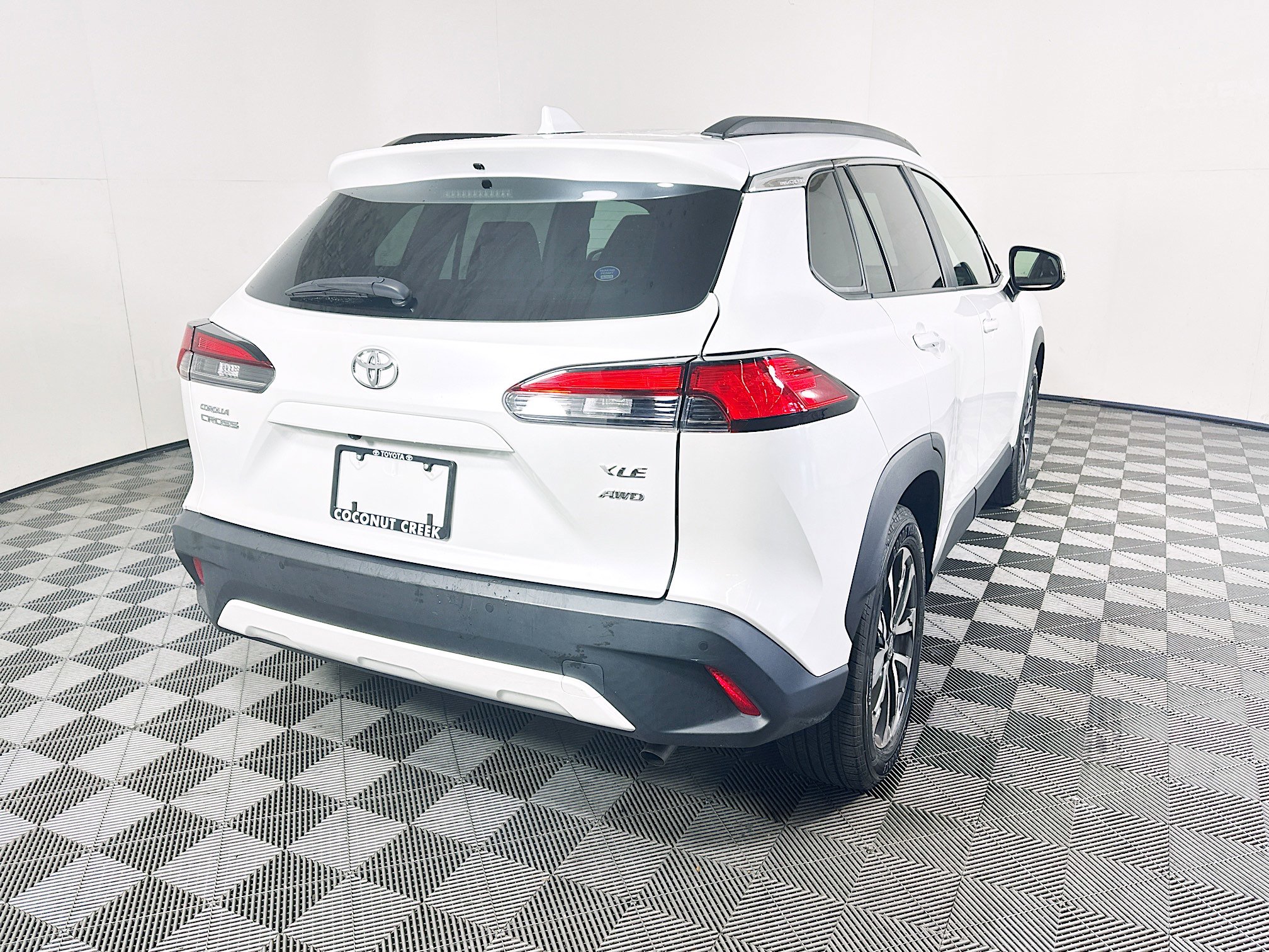 Used 2023 Toyota Corolla Cross XLE w/ Convenience Package AWD/4WD image 3