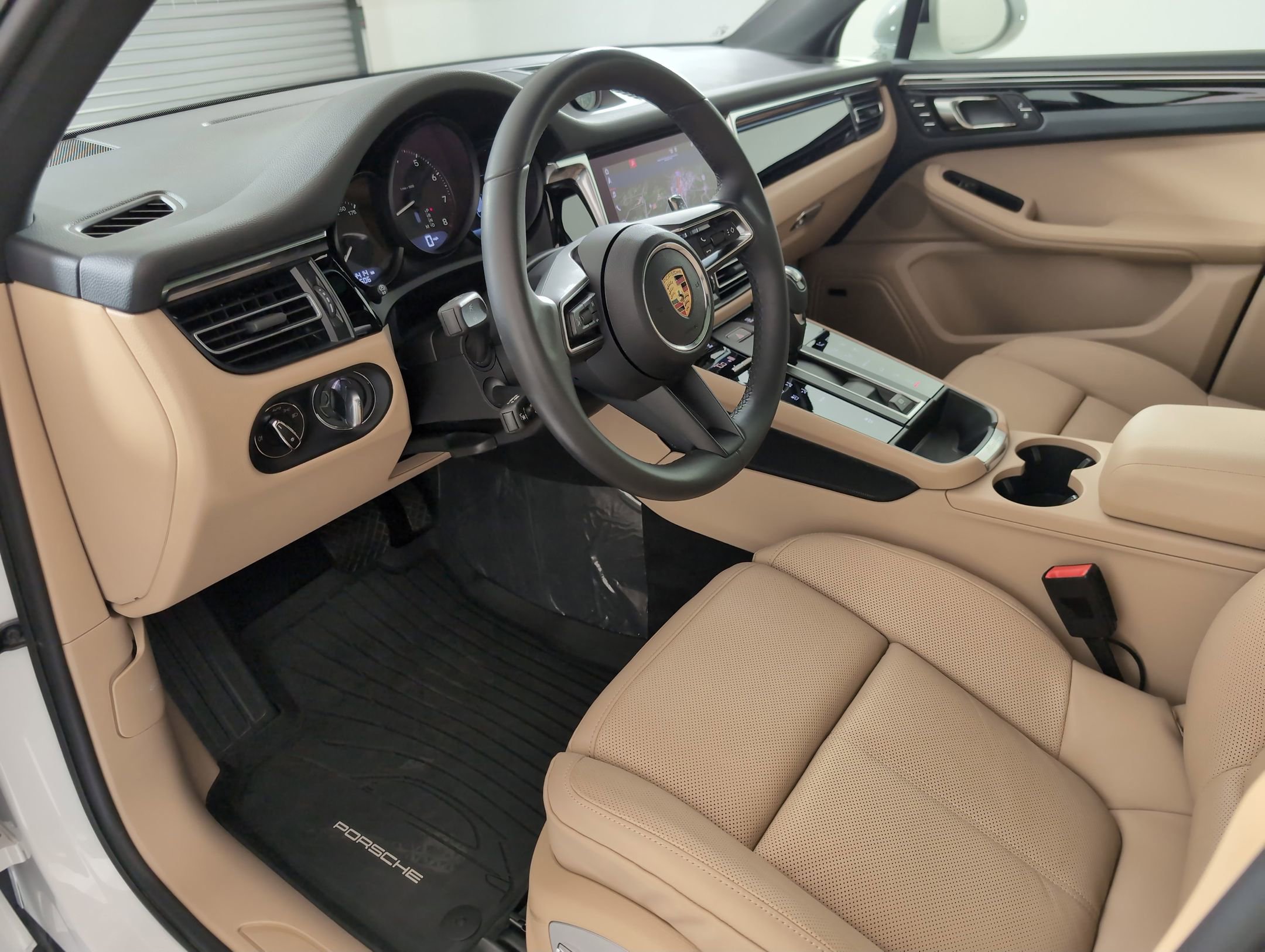 Used 2025 Porsche Macan image 4