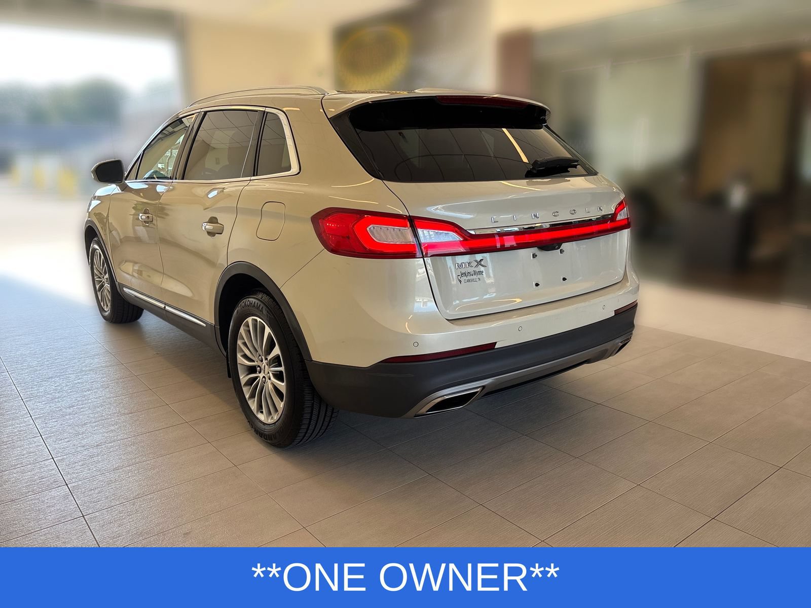 Used 2016 Lincoln MKX Select w/ Select Plus Package FWD image 2