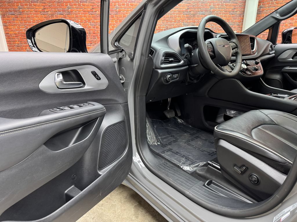 Used 2025 Chrysler Pacifica Limited FWD image 10