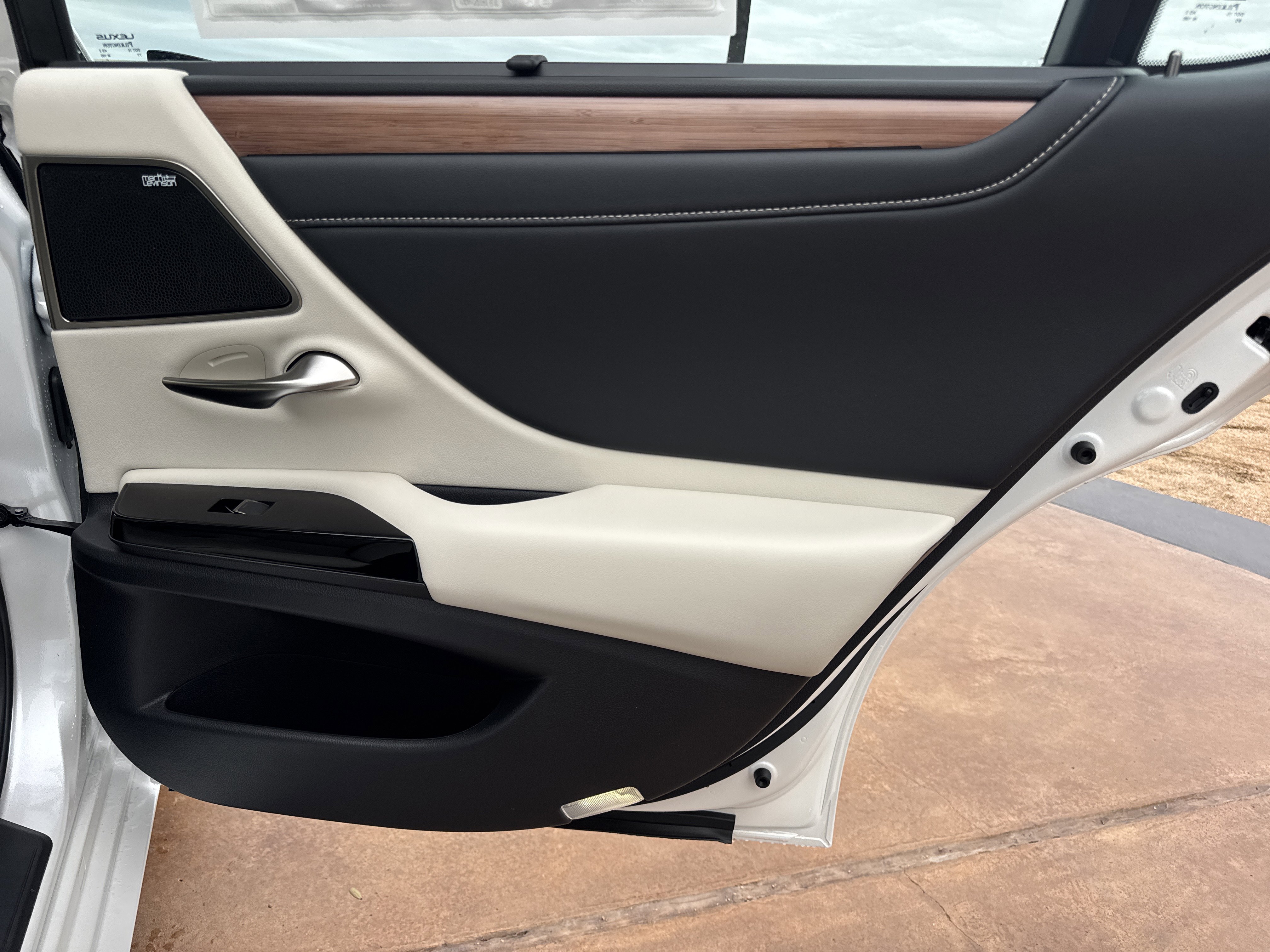 New 2025 Lexus ES 350 Ultra Luxury image 10