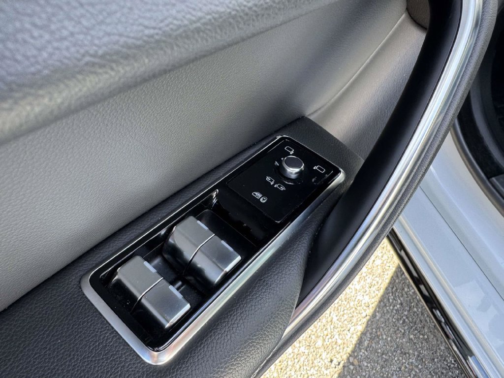 Used 2021 Jaguar XF R-Dynamic SE AWD/4WD image 18